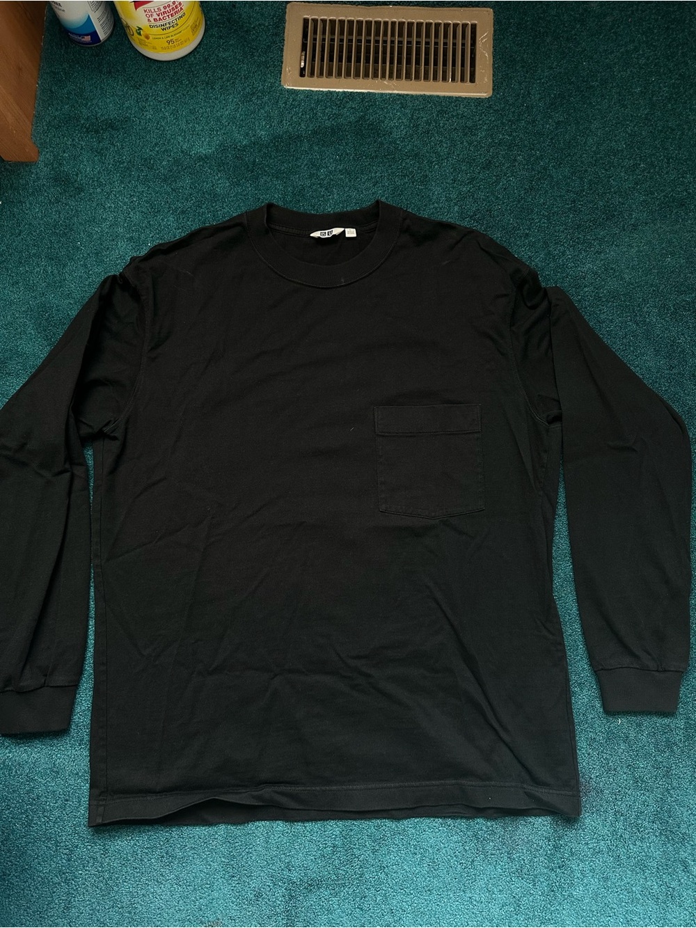 Uniqlo Men's Black Long-Sleeve Pocket Tee - Classic Crewneck